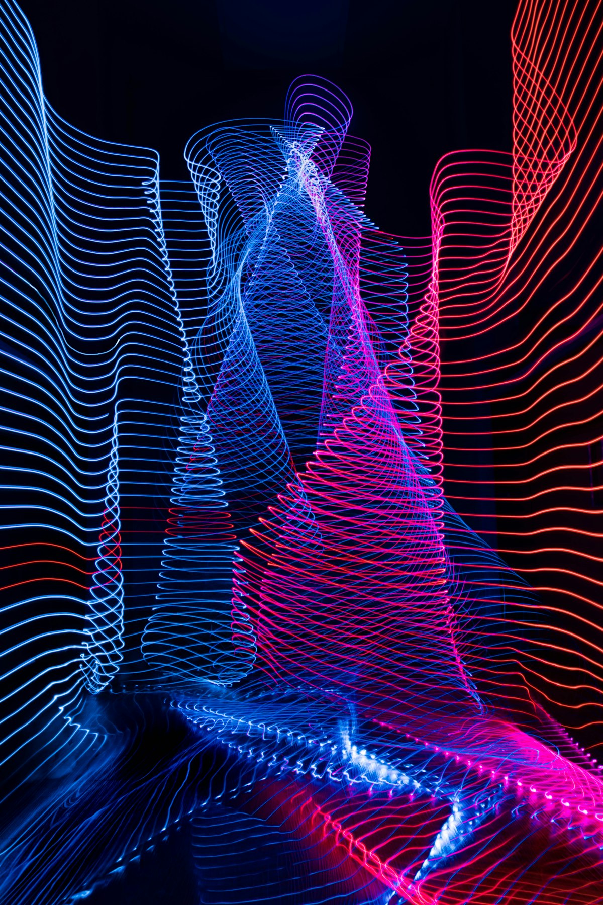 Líneas de luz de colores sobre fondo oscuro
