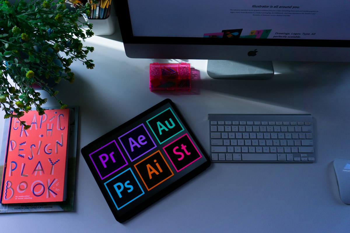 Escritorio de diseño con teclado y accesorios
