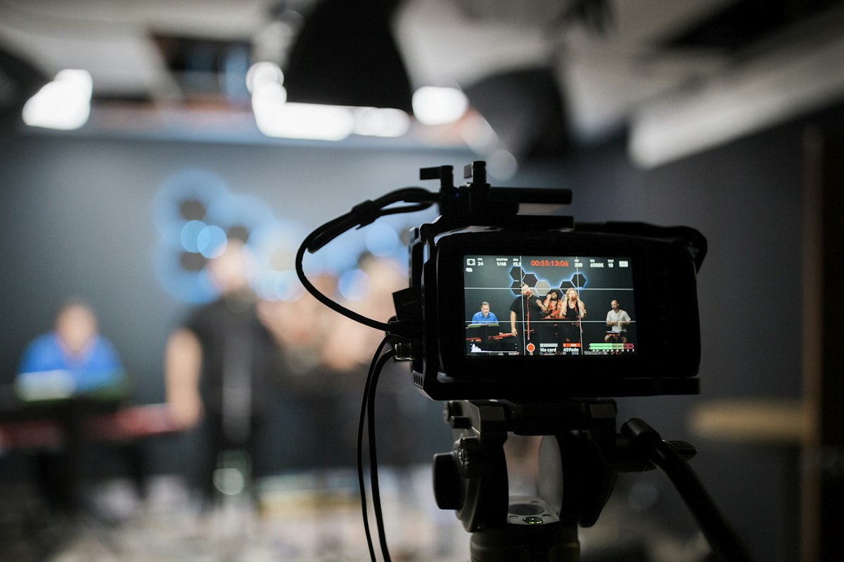 Cámara de cine con monitor montada en un rig