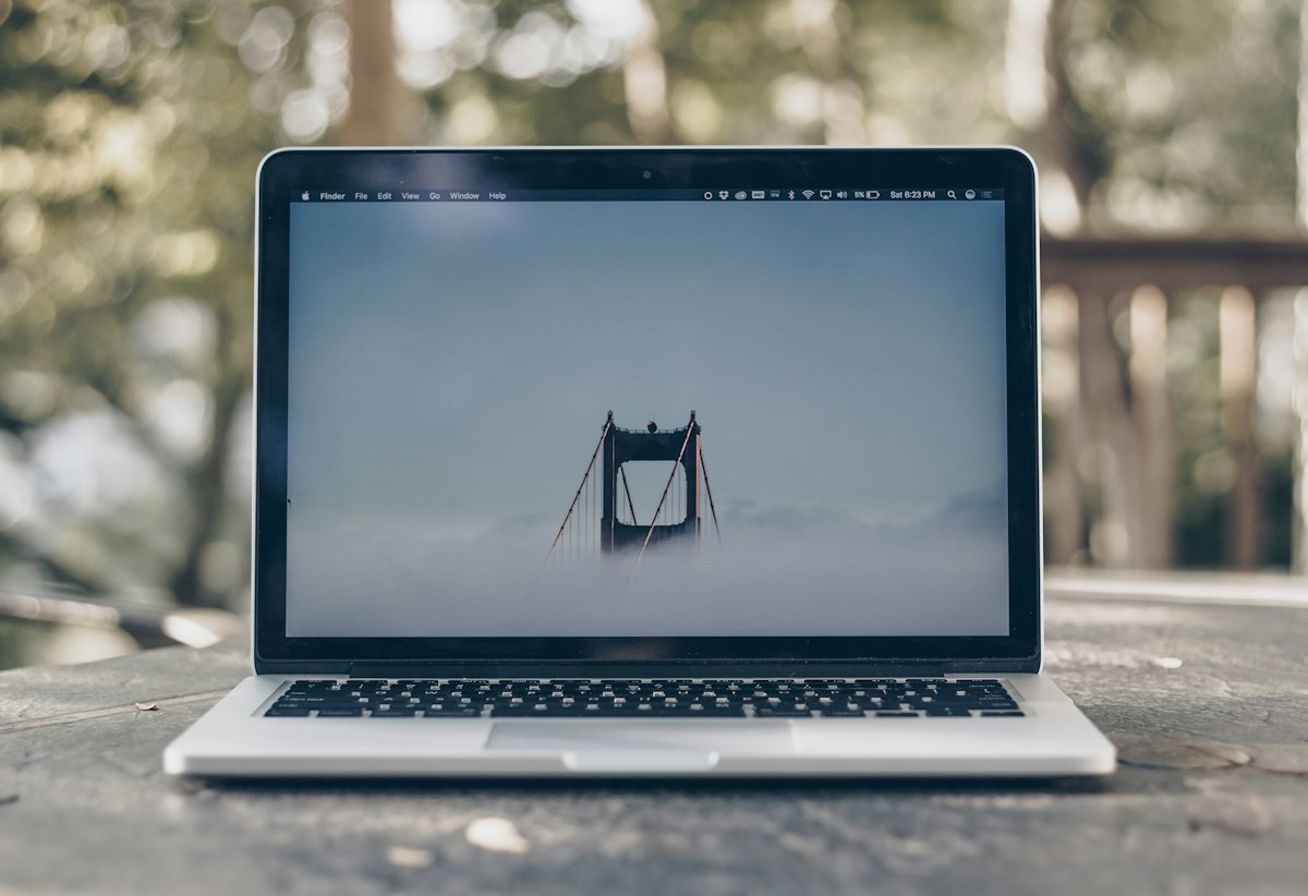 Notebook abierto sobre una mesa blanca